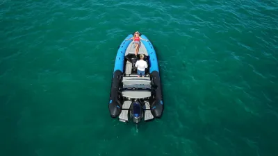 luchtfoto van RIB op groen water