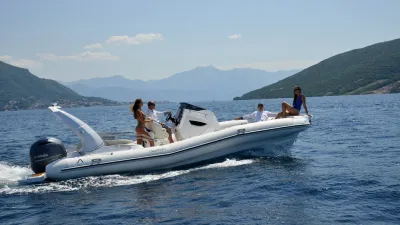 RIB met vier personen op open zee