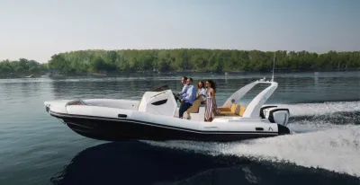 RIB-boot op het water met passagiers