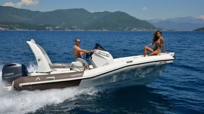 RIB met bestuurder en passagier op zee