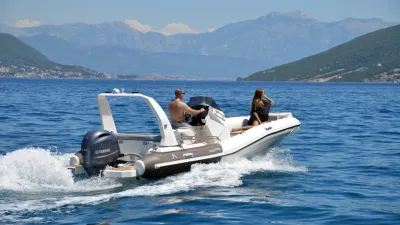 RIB met twee personen op open water