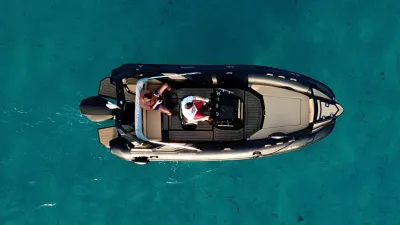 rib-boot van boven gezien op helder water