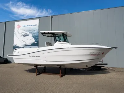 motorboot op bokken voor loods