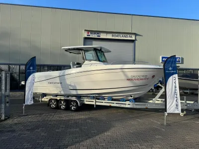 consoleboot op trailer bij gebouw