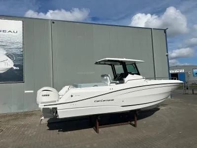 witte motorboot op droogligplaats voor loods
