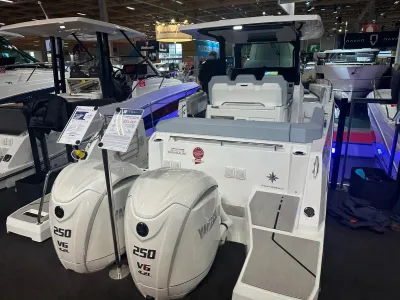 achterkant van boot op beurs