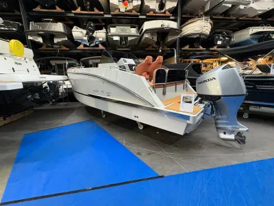 motorboot in binnenopstelling in showroom