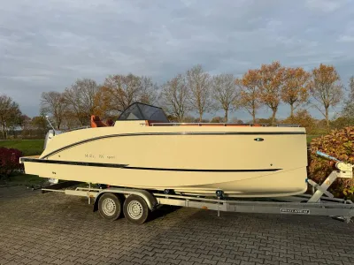 boot op aanhanger geparkeerd buiten