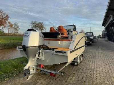 achteraanzicht van boot op trailer