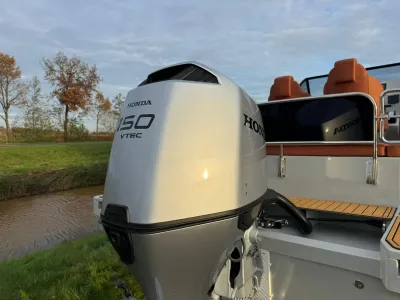 buitenboordmotor en achterdek van boot