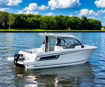 motorboot op water met groene oever en wolken