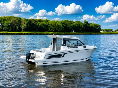 motorboot op rustig water bij oever