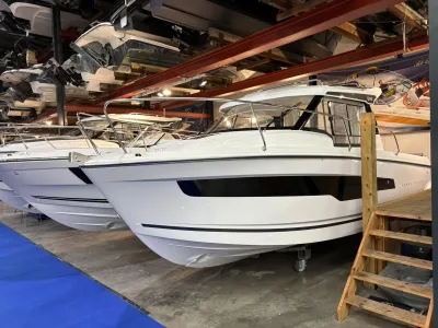 motorboot in overdekte showroom