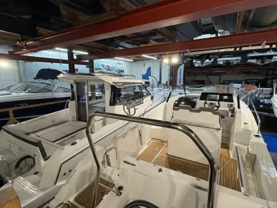 boten in binnenshowroom met teakdek