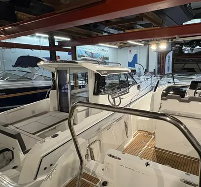 motorboot in binnen showroom