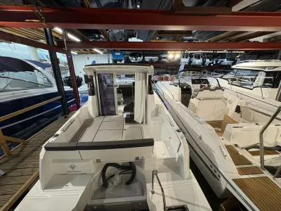 Boot in binnenstalling tussen andere boten