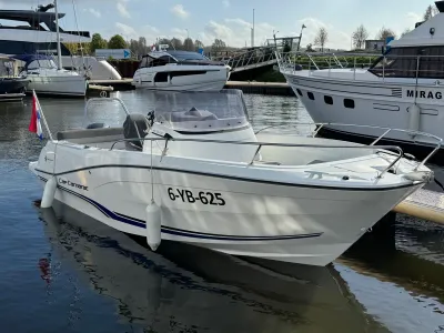 kleine open console boot in jachthaven