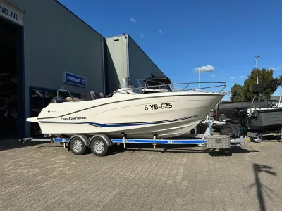 motorboot op trailer bij loods
