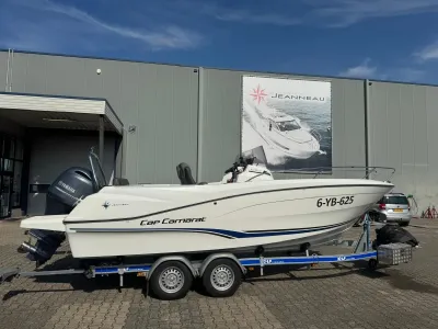consoleboot op trailer bij bedrijfsgebouw