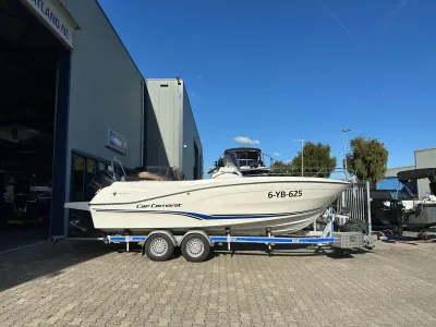 motorboot op trailer bij loods