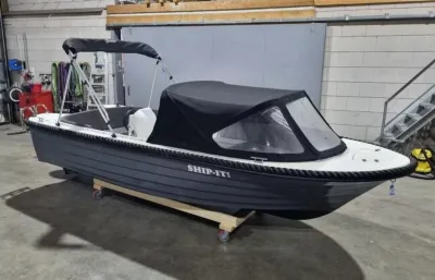 kleine sloep in binnenhal