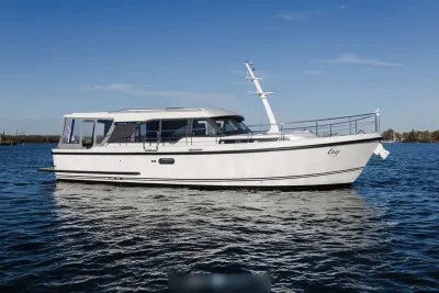 wit motorjacht op water, zijaanzicht