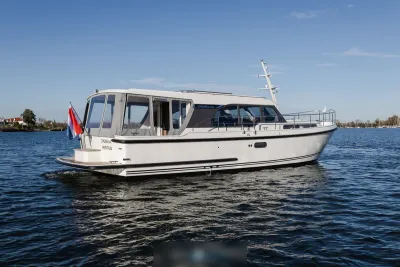 wit motorjacht op open water