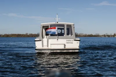 achteraanzicht van motorjacht op het water