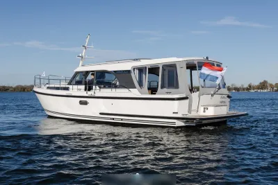 wit motorjacht op rustig water