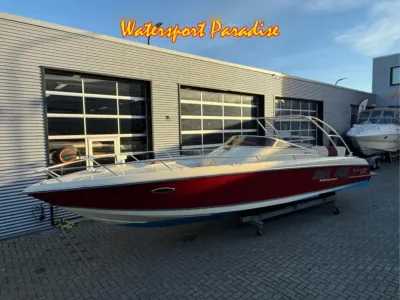 rood-witte boot op trailer voor bedrijfspand