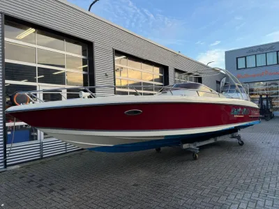 rode en witte speedboot buiten bij showroom