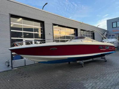 Rode sportboot op trailer voor bedrijfsgebouw