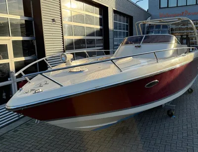 rode en witte motorboot bij showroom