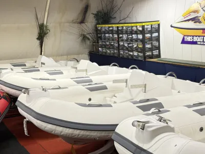 witte opblaasbare boten in showroom