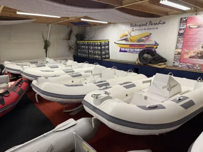 meerdere opblaasbare boten in showroom