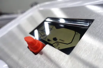 Close-up instrumentenpaneel met rode dop