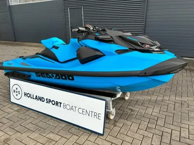 blauwe waterscooter op standaard buiten