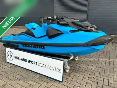 blauwe waterscooter op standaard buiten