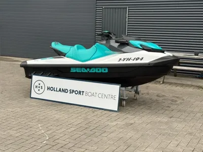 waterscooter op display voor gebouw