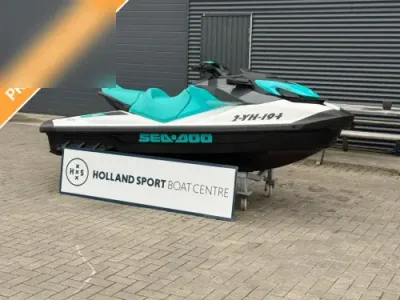 waterscooter op display voor gebouw