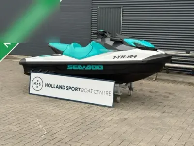 waterscooter op standaard bij gebouw