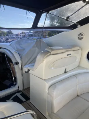 bootinterieur met zitbanken en cockpit