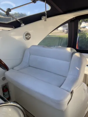 witte zitbank in bootinterieur