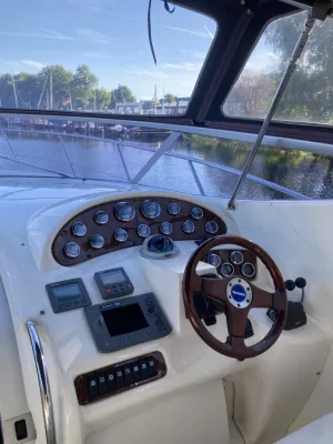 stuurconsole van sportcruiser in haven