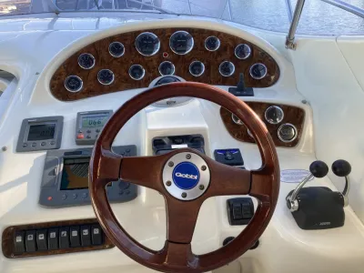 stuur en dashboard van boot