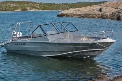 aluminium consoleboot bij rotskust