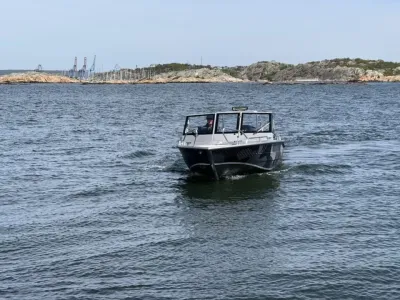 aluminium motorboot op zee