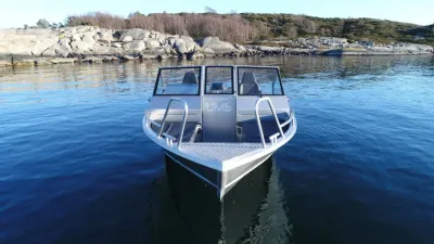 vooraanzicht van aluminium boot op water