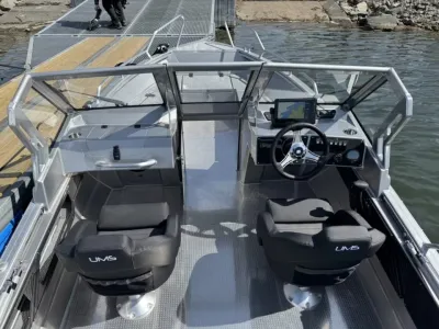 Interieur van aluminium consoleboot