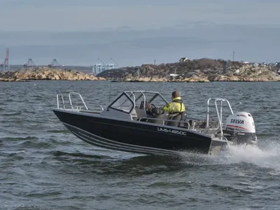 Aluminium consoleboot op open water